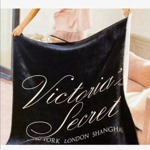 Cozy Victoria's Secret Sherpa Blanket - NWT!